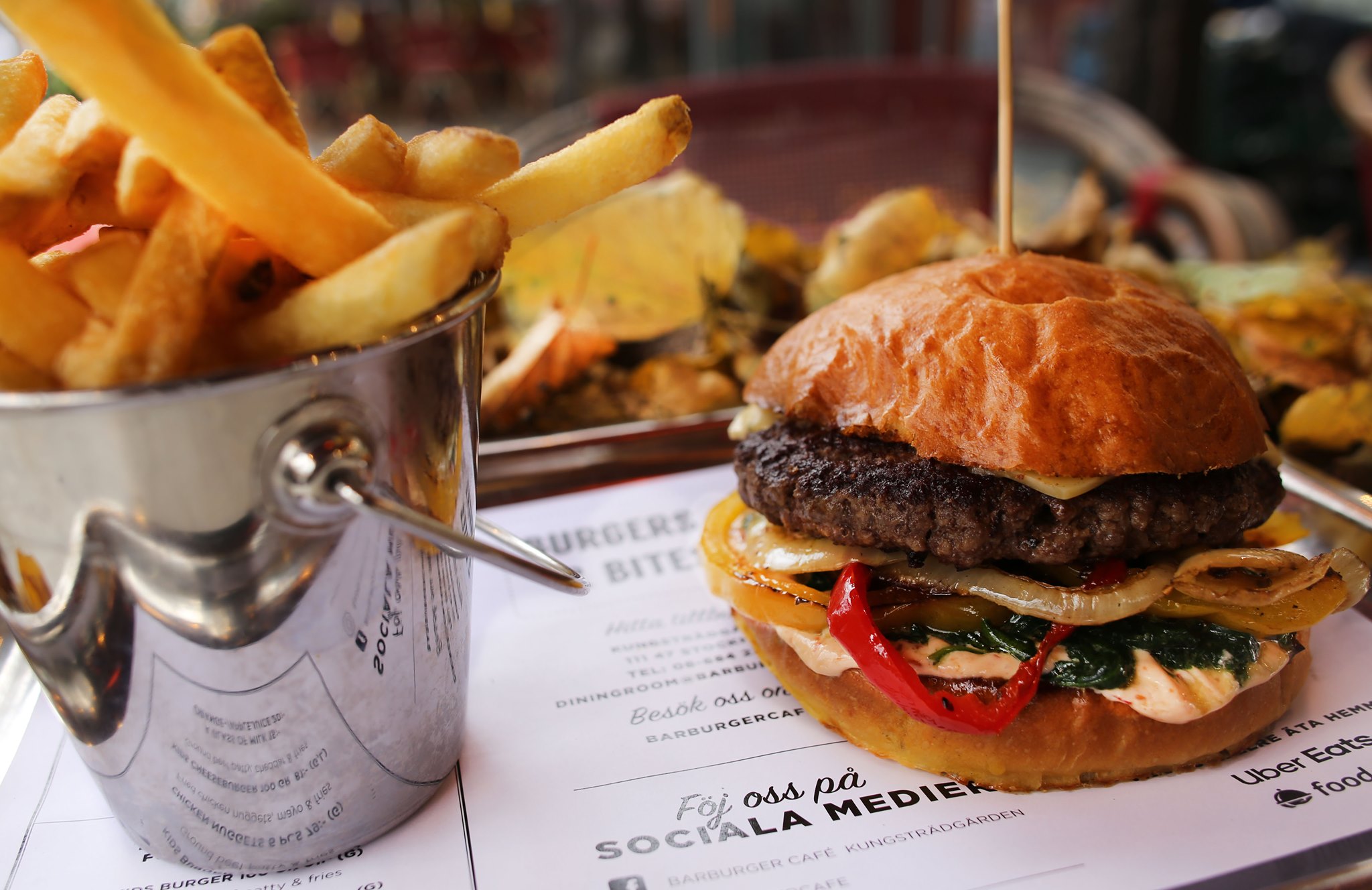 Ψημένα burgers έτοιμα για σερβίρισμα